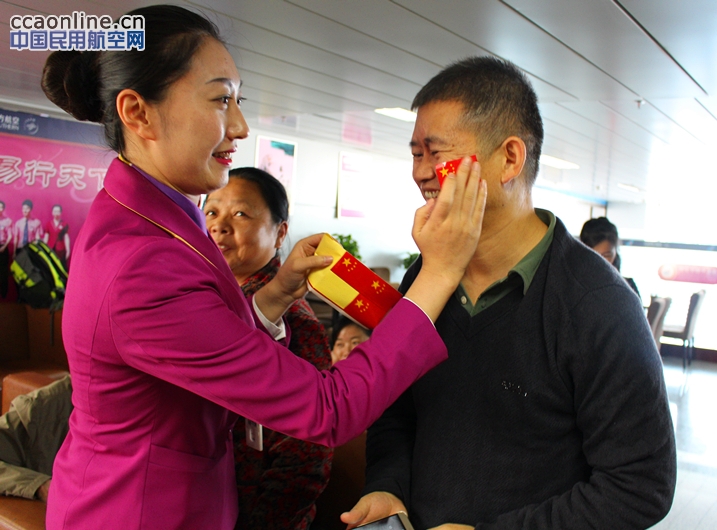 南航新疆中转邀海内外宾客共为祖国和自治区庆生