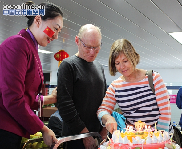 南航新疆中转邀海内外宾客共为祖国和自治区庆生