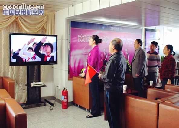 南航新疆中转邀海内外宾客共为祖国和自治区庆生