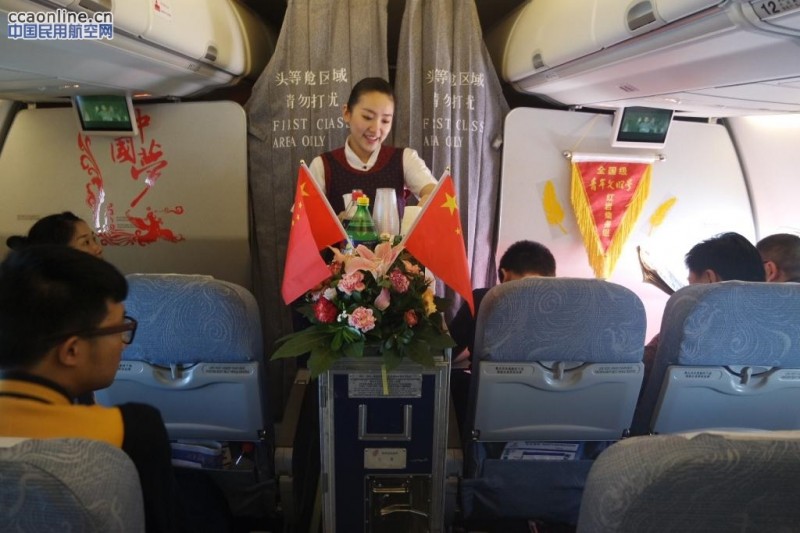 国航红岩乘务组万米高空为祖国庆生