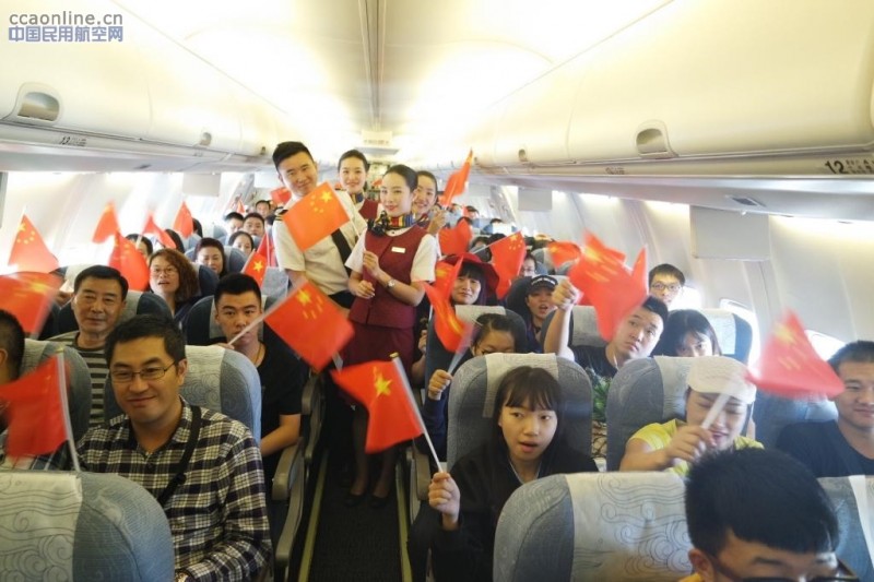 国航红岩乘务组万米高空为祖国庆生