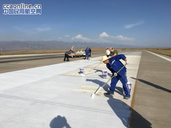 那拉提机场开展跑道标志划线工作