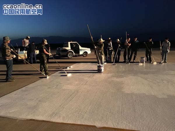 那拉提机场开展跑道标志划线工作