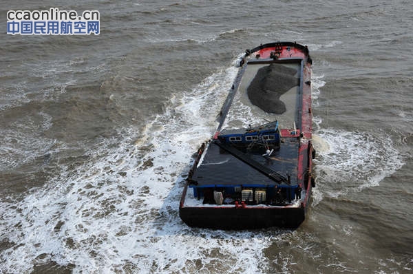 北海第一救助飞行队出动直升机救援受伤渔民