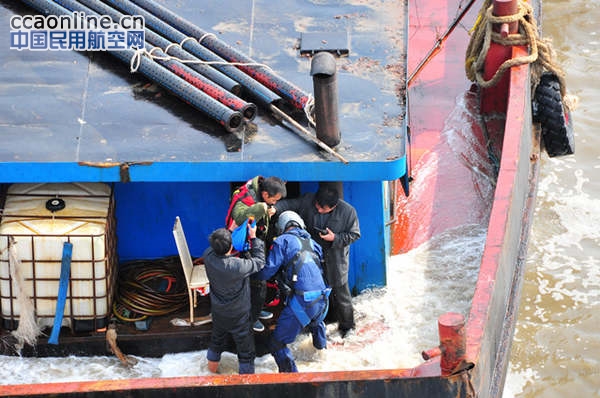 北海第一救助飞行队出动直升机救援受伤渔民