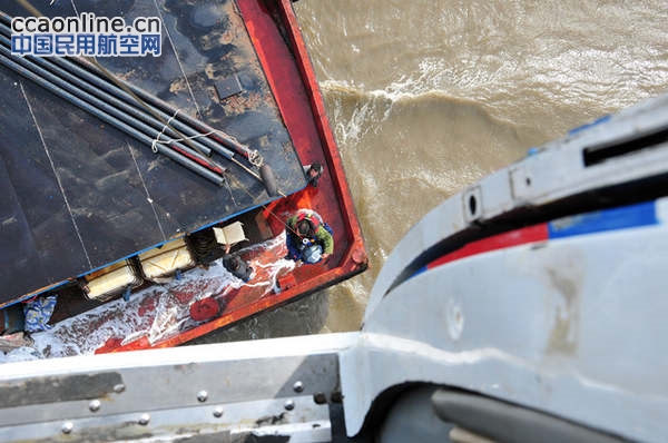 北海第一救助飞行队出动直升机救援受伤渔民