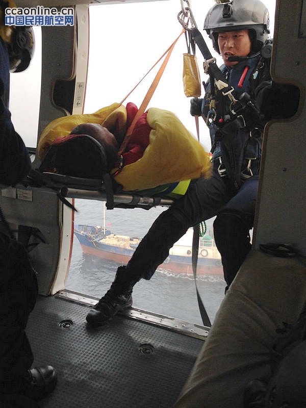 北一飞大连基地成功救助一名重伤船员