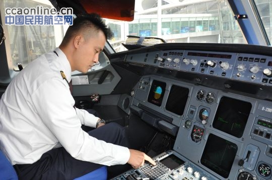 东航青岛飞行部吴相伟机长单飞成功