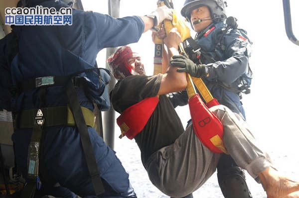 南海第一救助飞行队派直升机救助头部重伤渔民