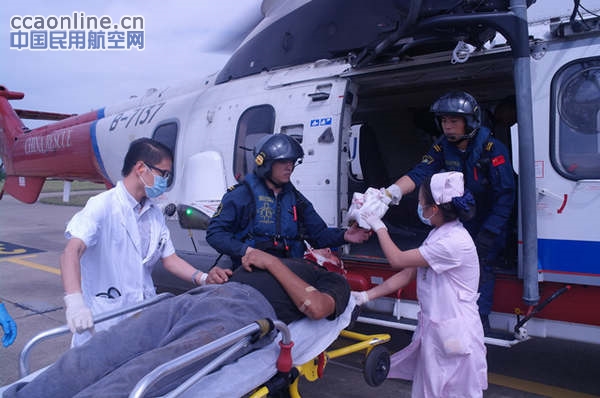 南海第一救助飞行队派直升机救助头部重伤渔民