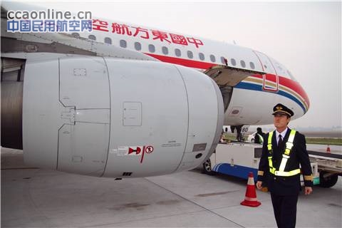 东航山东青岛飞行部吴晓东机长顺利单飞