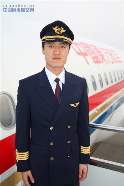 东航山东青岛飞行部吴晓东机长顺利单飞