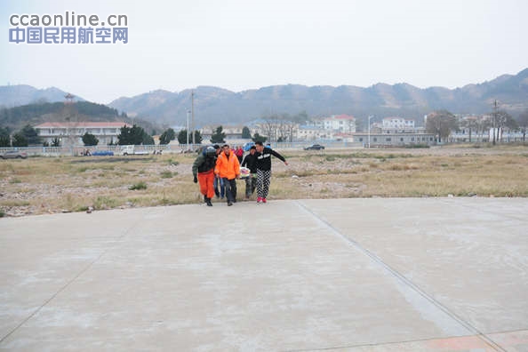 北一飞直升机救助一名锁骨错位性骨折岛民