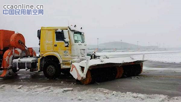 天津机场迎暴雪，机场除雪保障航班正常运营