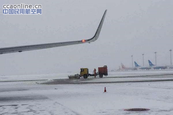 天津机场迎暴雪，机场除雪保障航班正常运营