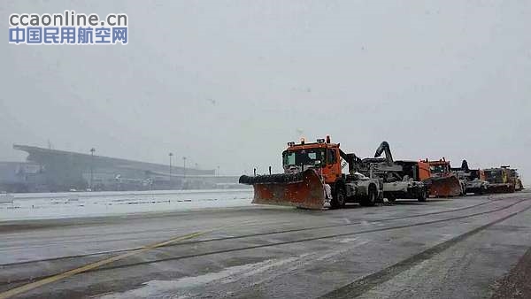 天津机场迎暴雪，机场除雪保障航班正常运营