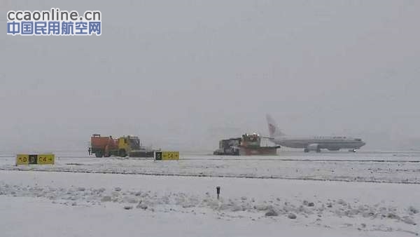 天津机场迎暴雪，机场除雪保障航班正常运营