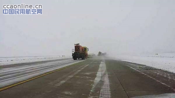 天津机场迎暴雪，机场除雪保障航班正常运营
