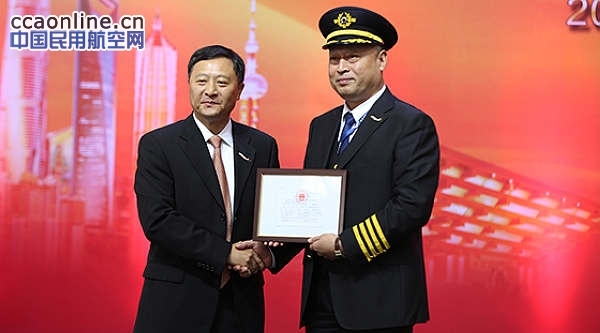 民航局为中国商飞首架交付的ARJ21飞机颁发三证