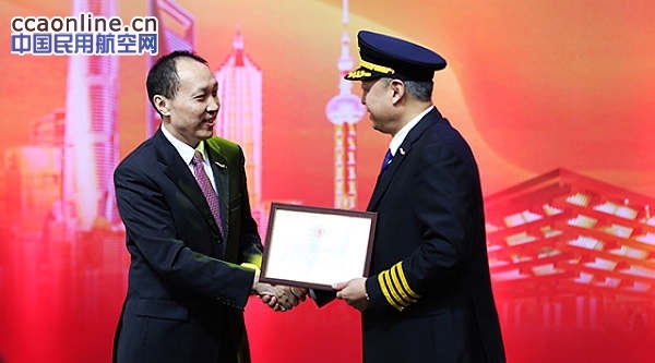 民航局为中国商飞首架交付的ARJ21飞机颁发三证
