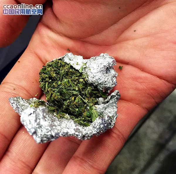 合肥新桥机场安检查获旅客脚底藏匿大麻