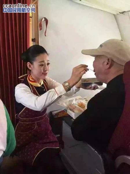 海航“最美空姐”跪地为失助老人喂饭