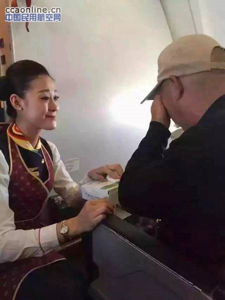 海航“最美空姐”跪地为失助老人喂饭