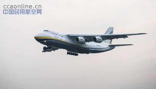 安225、安124大型运输机同日造访石家庄机场