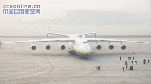 安225、安124大型运输机同日造访石家庄机场