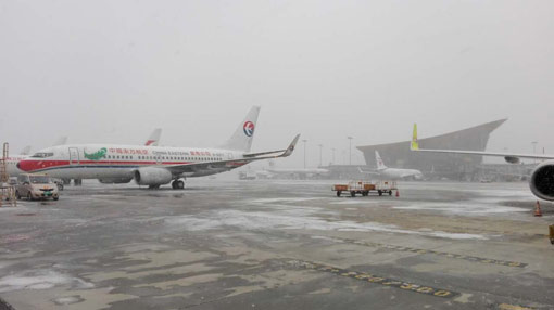 东航云南公司众志成城打赢除冰雪攻坚战