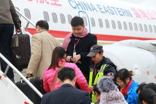 东航云南公司众志成城打赢除冰雪攻坚战