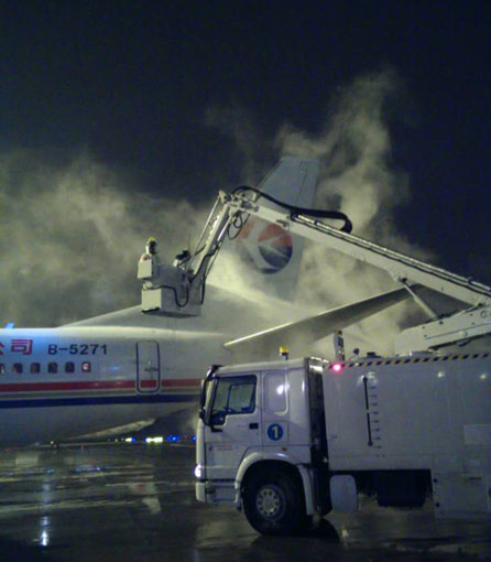 东航云南公司众志成城打赢除冰雪攻坚战