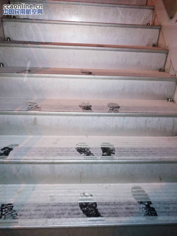 沈阳桃仙机场地服改装客梯车表面防滑新措施