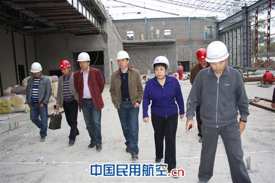 新疆维吾尔自治区检查伊宁机场改扩建工程情况