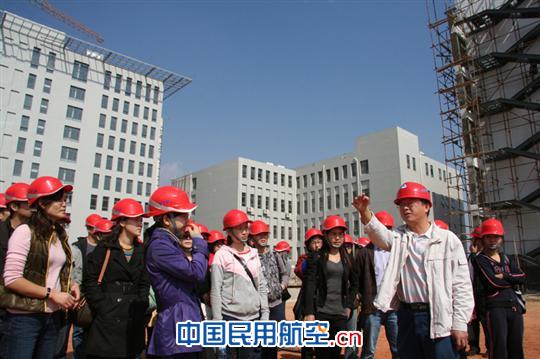 昆明机场机关联合支部组织员工参观昆明新机场