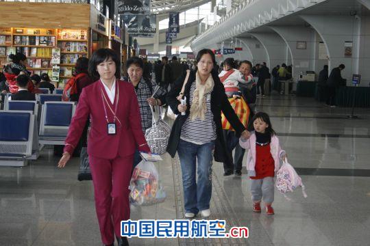南航北方地服部快速保障5名晚到澳洲中转旅客