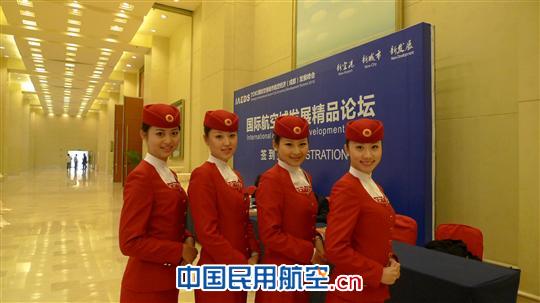 成航靓丽空乘亮相国际空港城市临空经济峰会