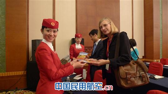 成航靓丽空乘亮相国际空港城市临空经济峰会
