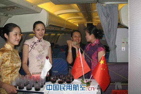 南航新疆雪莲乘务组有奖竞猜为亚运开幕助威