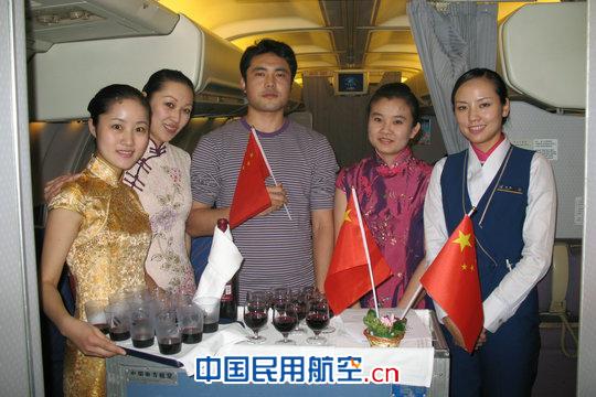 南航新疆雪莲乘务组有奖竞猜为亚运开幕助威