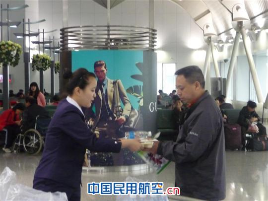 东航北京分公司地服部爱心服务大雾延误航班