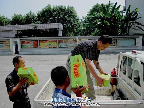 国航成都维修基地生支部工会给一线员工送清凉