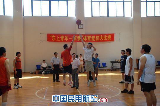 上海东方飞陪与上航飞行训练中心举行篮球对抗