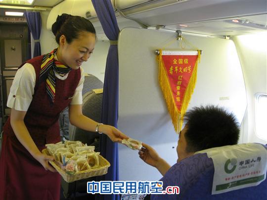 国航重庆分公司红岩乘务组开展机上庆中秋活动