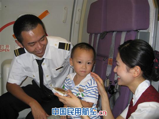 国航重庆分公司红岩乘务组开展机上庆中秋活动