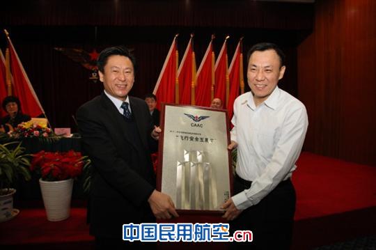 民航华北局与区内53家单位签订2011年安全责任书