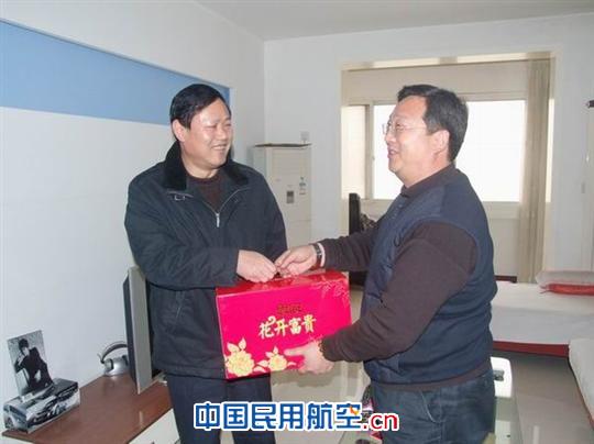 南航河南分公司飞行部新春佳节温暖送到家