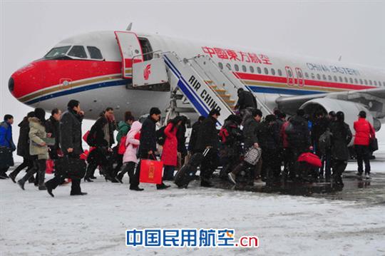 东航北京地服部积极应对初雪导致航班延误