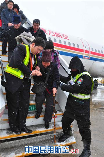 东航北京地服部积极应对初雪导致航班延误