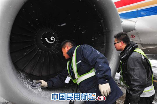 东航北京地服部积极应对初雪导致航班延误